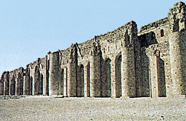 Ühaydır Sarayı’nın sağlam kalmış duvarlarından birinin dış cephesi