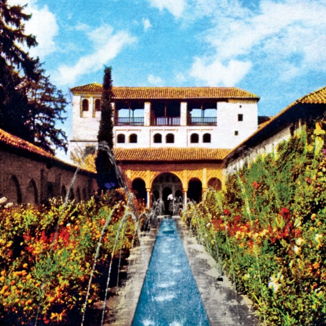 Elhamra Sarayı’nın çevresindeki Generalife bahçelerinden bir görünüş – Gırnata/İspanya