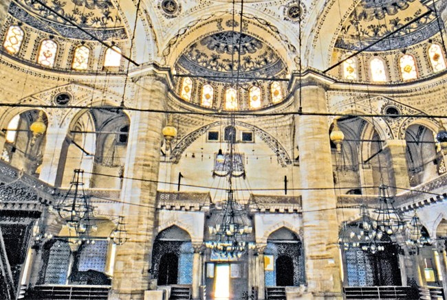Mimarisinde klasik, süslemelerinde Batı zevkini aksettiren Davutpaşa’daki Hekimoğlu Ali Paşa Camii’nin içinden bir görünüş – Fatih/İstanbul
