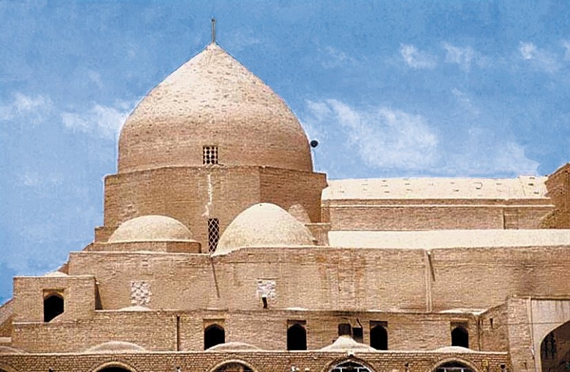 Selçuklu mimarisinde dört eyvanlı cami planınınilk örneğini teşkil eden Zevvâre Cuma Camii – İran