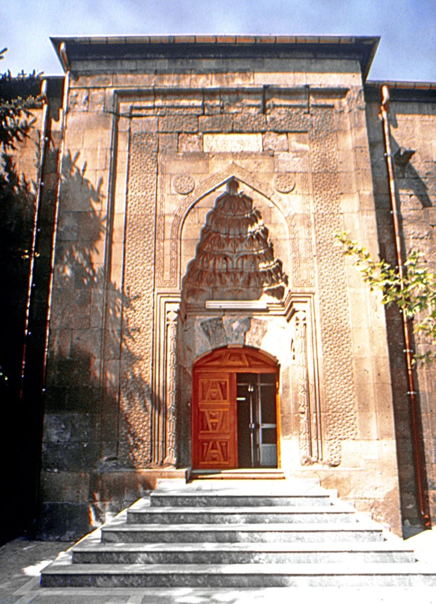 Huand Hatun Camii’nin doğu yönündeki taç kapısı