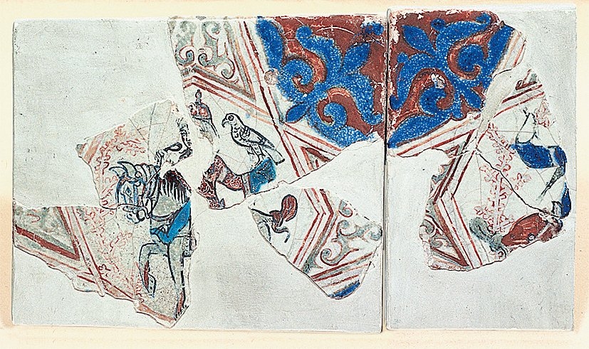 XII. yüzyıla ait figürlü bir Selçuklu çinisinin parçaları (İstanbul Arkeoloji Müzeleri, Çinili Köşk,Envanter nr. 41/1448, 1489)