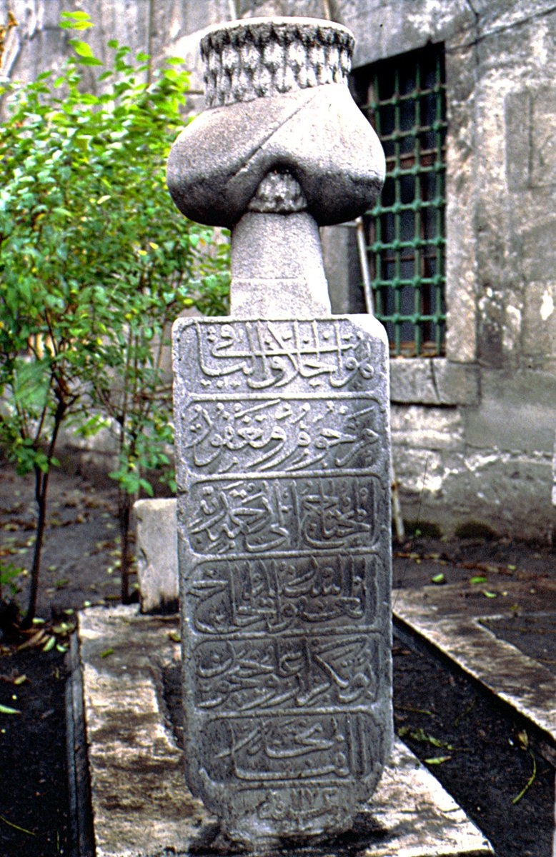 Çarşıkapı’da Ebûbekir Ağa’nın Sinan Paşa Medresesi hazîresindeki mezarı – Fatih/İstanbul