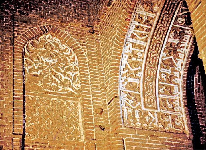 Erdistan Cuma Camii’ninkubbeli mekânındaki süslemeler