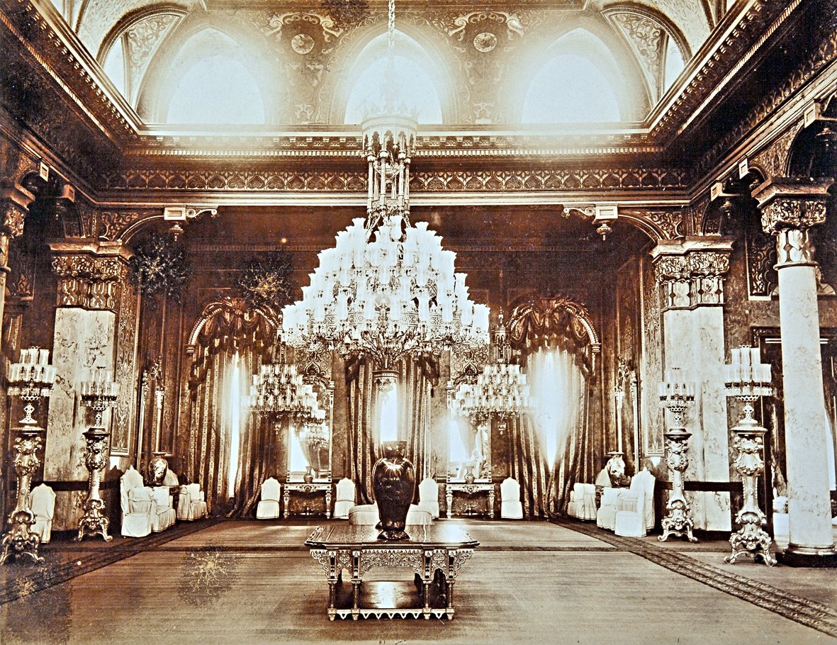 Beylerbeyi Sarayı’nda Mavi Salon’un eski bir fotoğrafı (İÜ Ktp., Albüm, nr. 90872)