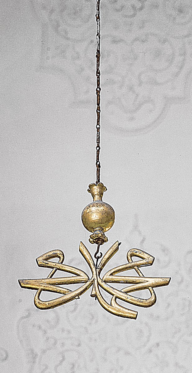 Ayasofya Kütüphanesi’nin, üzerinde müsennâ “Muhammed” yazısı olan askısı