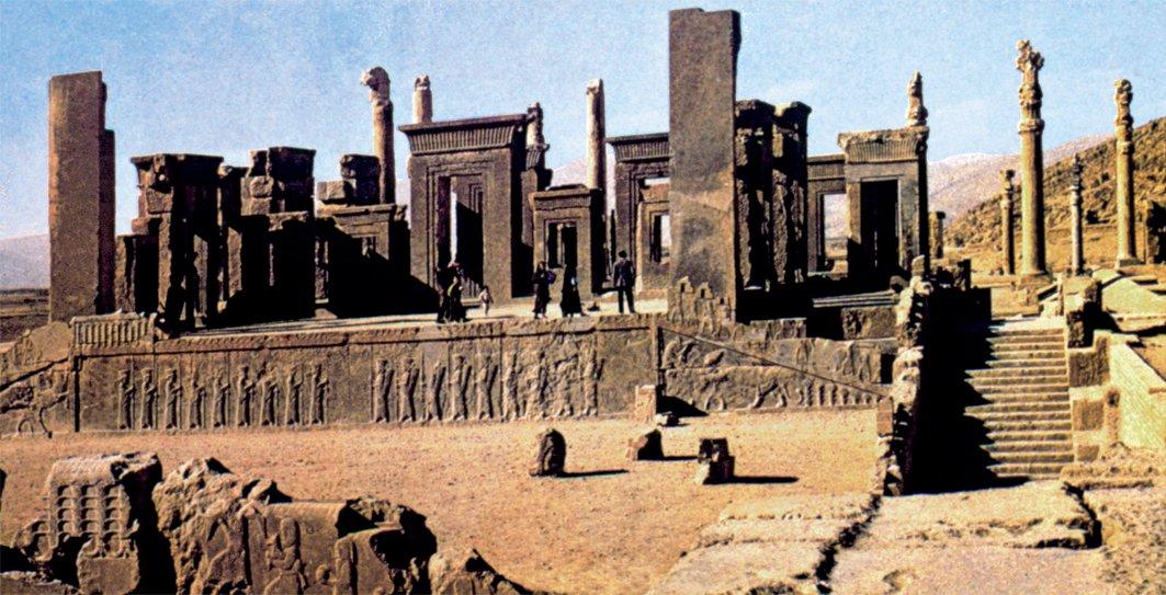 Şîraz’ın 70 km. kuzeydoğusundaki Taht-ı Cemşîd (Persepolis) harabelerinden bir görünüş – İran