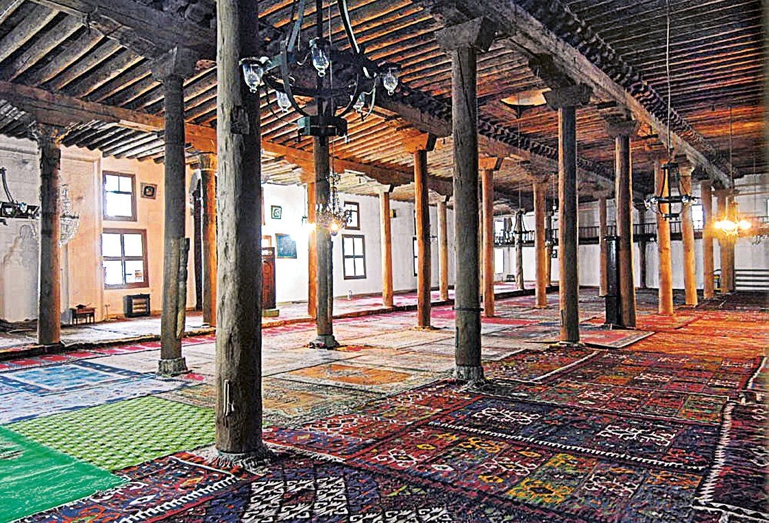 Sivrihisar Ulucamii’nin harim kısmından bir görünüş