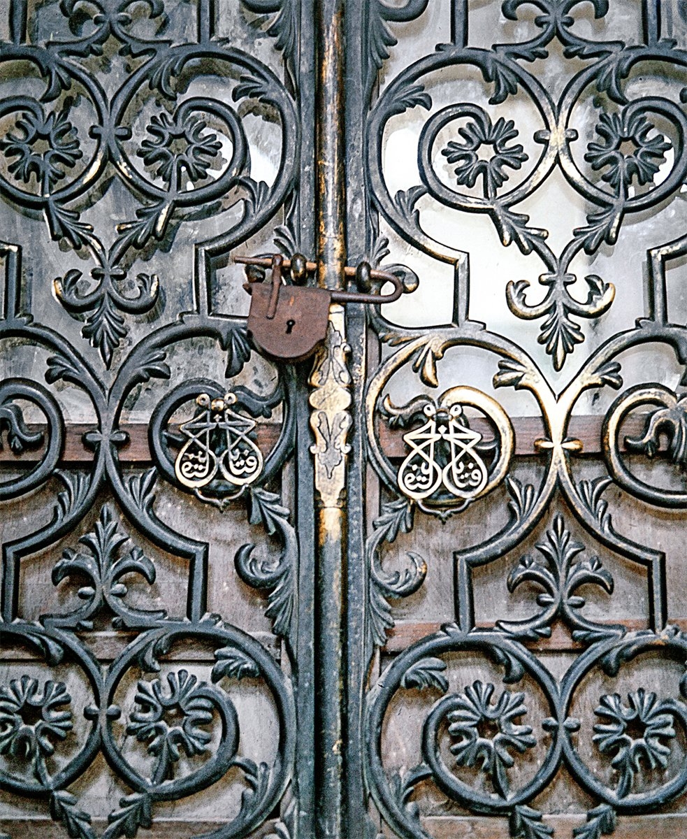 Ayasofya Kütüphanesi’nin kapı kanadındaki zarif maden işçiliğini gösteren bir detay