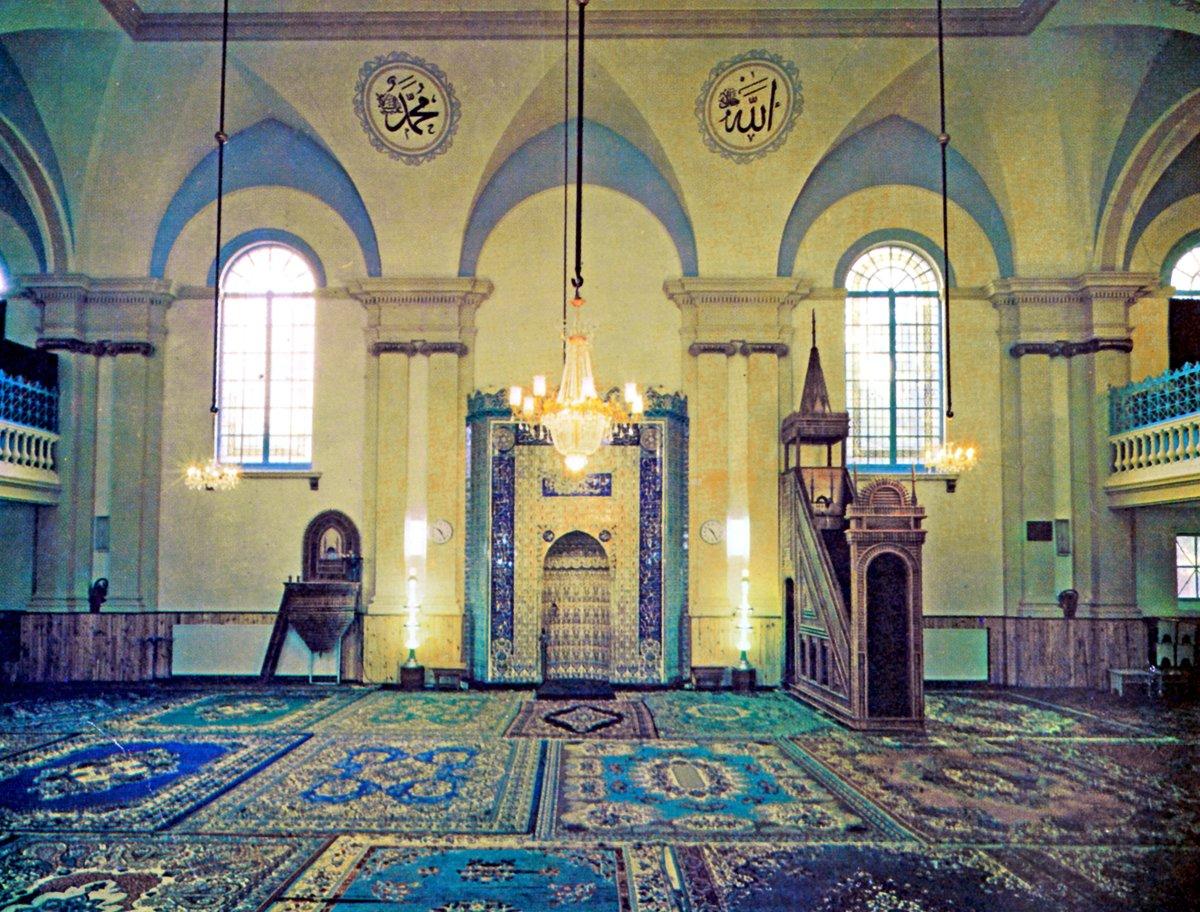 Hollanda Diyanet Vakfı tarafından 1979 yılında ibadete açılan Mescid-i Aksâ Camii’nin içinden bir görünüş – Den Haag/Hollanda