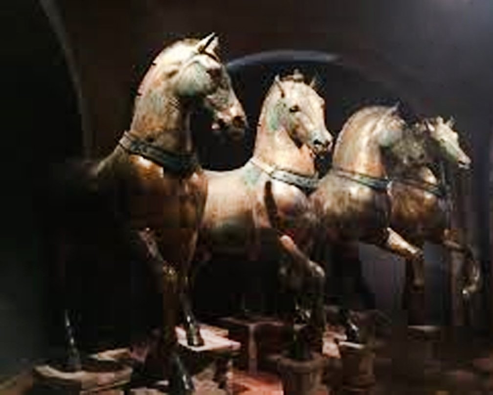 IV. Haçlı Seferi sırasında İstanbul’dan Venedik’e götürülen ve bugün San Marco Kilisesi’nin önünde duran bronzdan yapılmış dört at heykeli