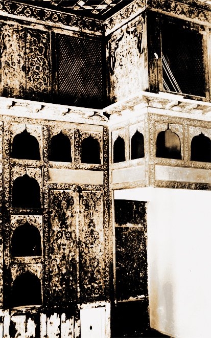 Murâdiye’de Sultan II. Murad’a atfedilen evin içinde dolap ve küçük birer niş şeklindeki hücreleri bulunan köşelerden biri – Bursa