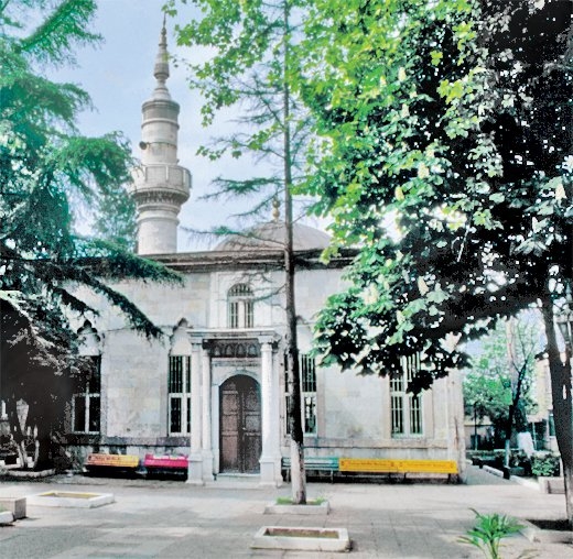 Dârülaceze’nin avlusunda yer alan cami