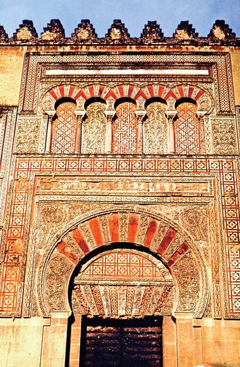 Kurtuba Ulucamii’nin zengin taş süsleme özelliği gösteren doğu cephesinden bir detay – İspanya