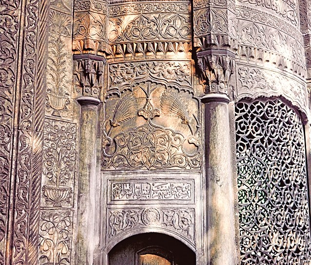 Azapkapı Çeşmesi ve Sebili’nde Batı etkili taş süsleme ve tunç şebekeyi gösteren bir detay – Beyoğlu/İstanbul