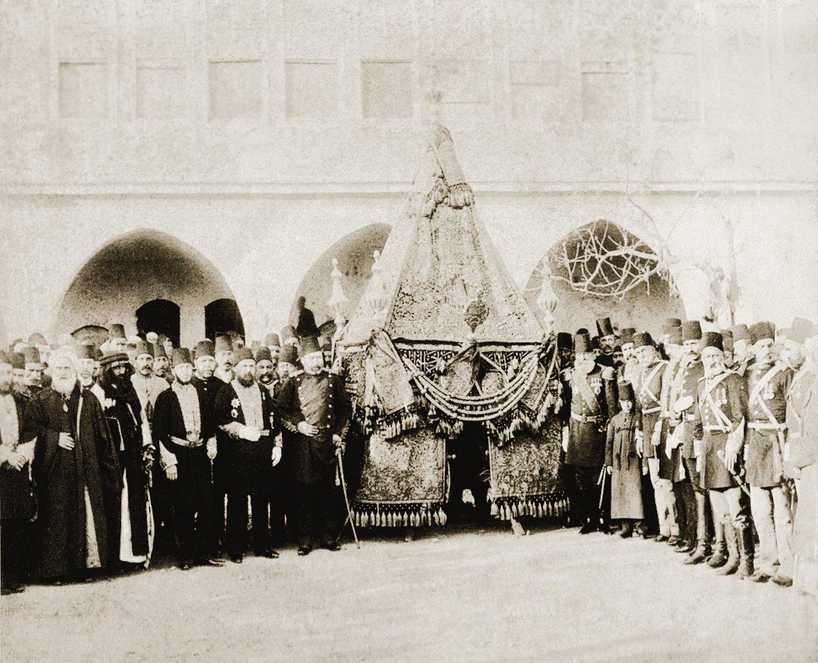 XIX. yüzyılın sonlarına ait bir fotoğrafta sürre alayı (İÜ Ktp., Albüm, nr. 91313)