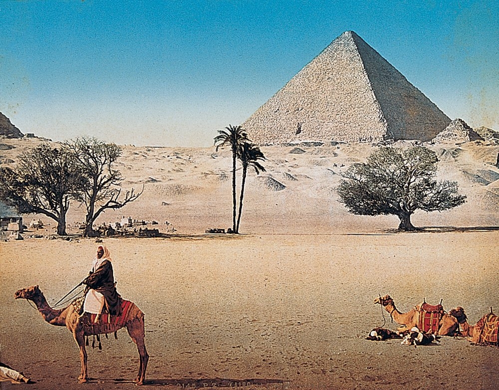 Büyük piramidin XX. yüzyılın başında çekilen bir fotoğrafı (İÜ Ktp., Albüm, nr. 90402)