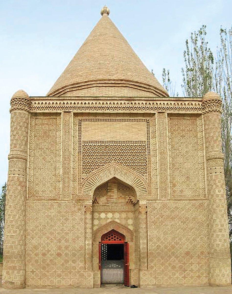 Tarâz şehri yakınındaki Ayşe Bîbî Türbesi (restorasyondan sonra)
