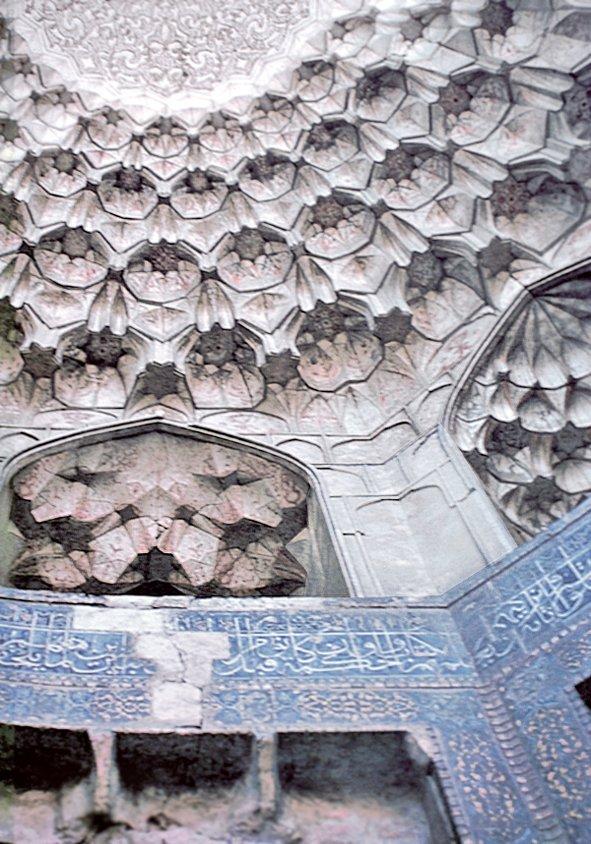 Buhara Abdülaziz Han Medresesi’nin giriş eyvanındaki mukarnaslardan bir detay