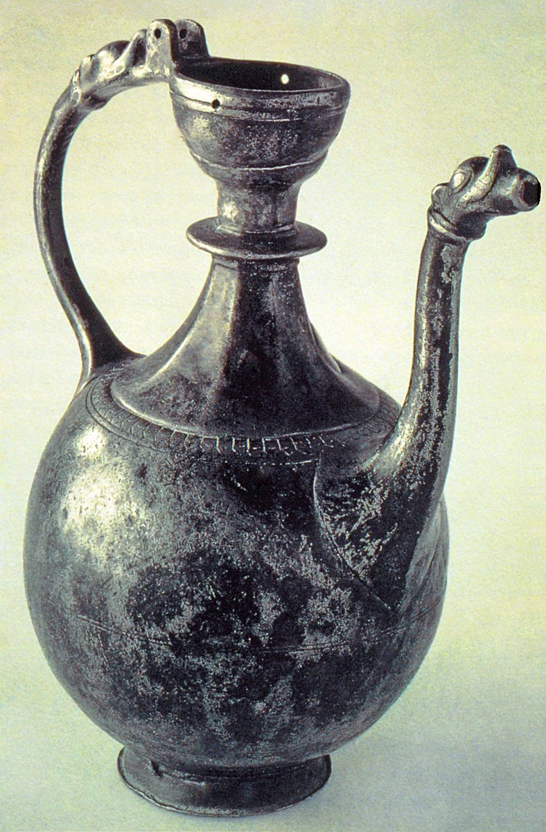 Almanya’nın Stuttgart şehrinin Sindelfingen kasabasında özel bir koleksiyonda bulunan XV. yüzyıla ait bronz ibrik