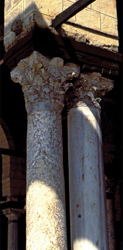 Amr b. Âs Camii’nin sütun başlıklarından bir örnek
