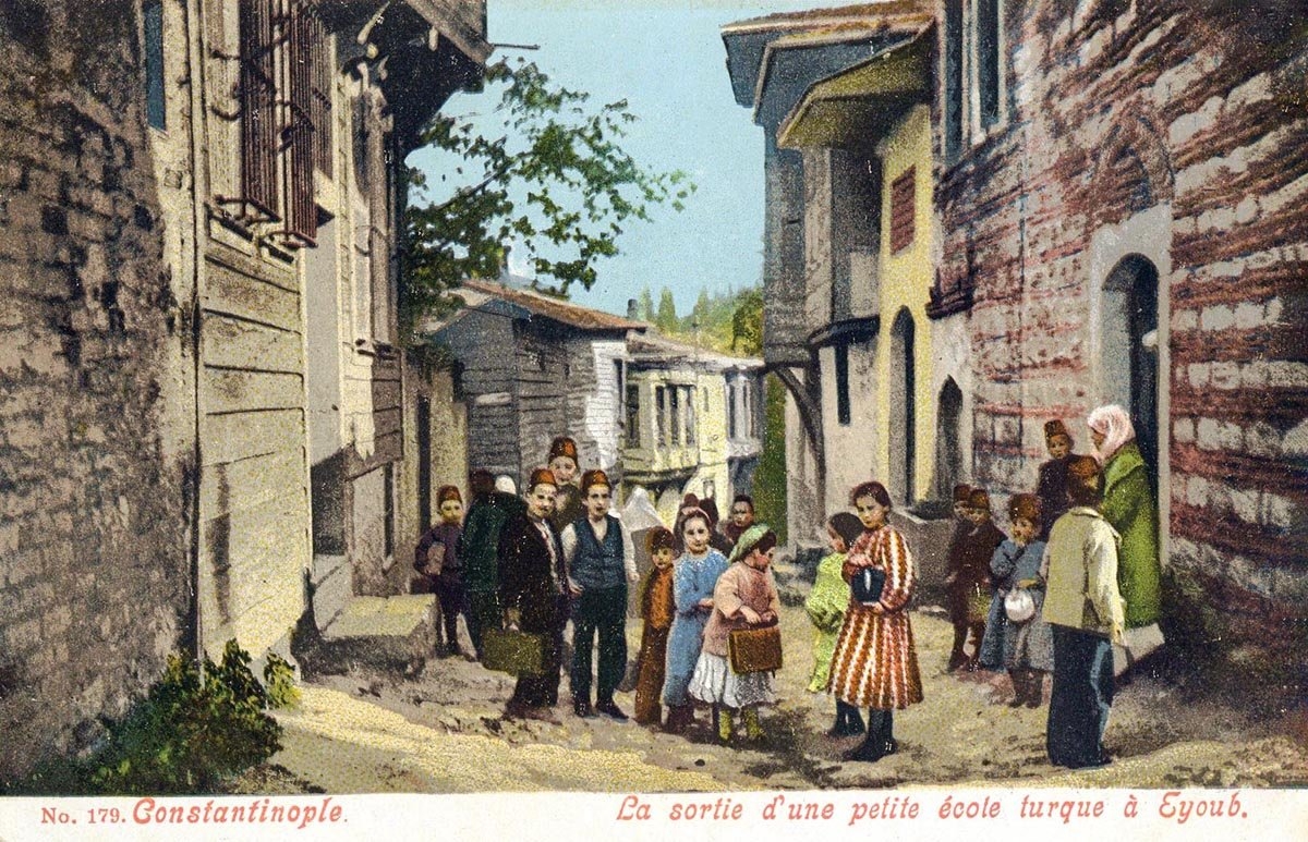 Eyüp’teki bir mahalle mektebinin 1900’lere ait renklendirilmiş kartpostalı (Salt Araştırma Arşivi)