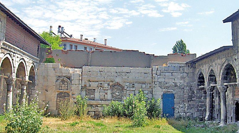 Gökmedrese’nin avlusundan bir görünüş