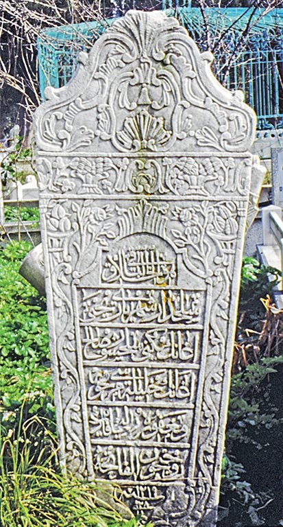 Barok üslûbunda bir mezar taşı