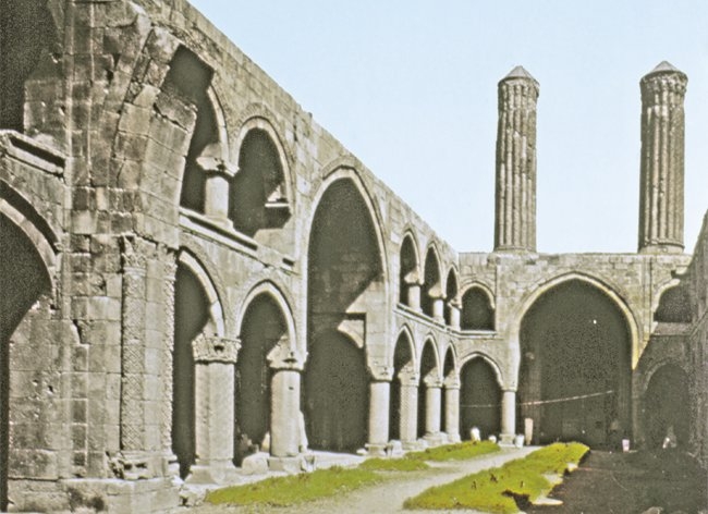Çifte Minareli Medrese’niniçinden bir görünüş – Erzurum