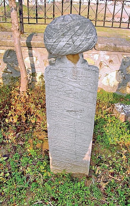 Şânîzâde Mehmed Atâullah Efendi’nin mezar taşı (Tire Müzesi, Envanter nr. 1453)