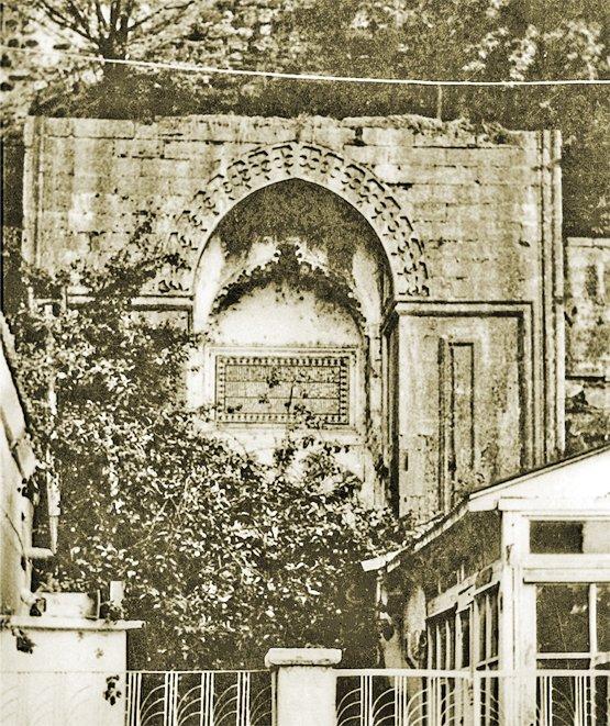 Çelebi Sultan Mehmed Camii’nin taçkapısı