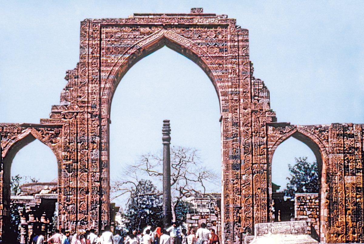 Mescid-i Kuvvetü’l-İslâm’ın kalıntıları – Delhi/Hindistan