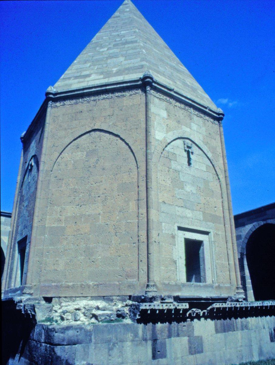 Köşk Hankahı Türbesi