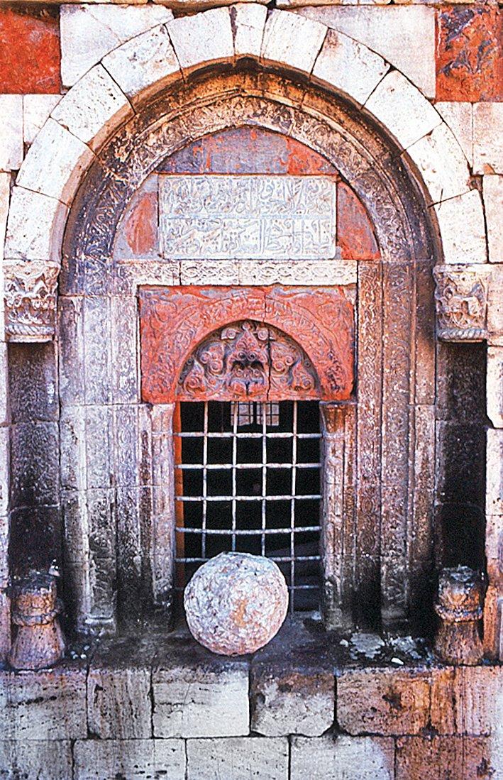 Ebü’l-Kāsım-ı Tûsî Türbesi’nin dua penceresi