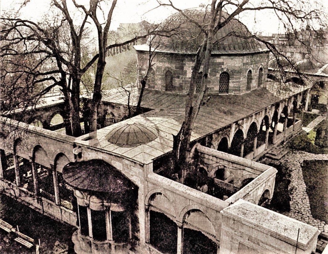 Amcazâde Hüseyin Paşa Külliyesi’nin dershane-mescid, hazîre ve sebilden meydana gelen güney bölümü – Fatih/İstanbul