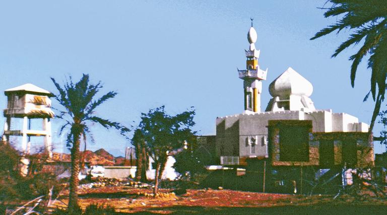 Ci‘râne mîkātında Hz. Peygamber devrinden kalma su kuyusu yanında sonradan inşa edilmiş mescid ve su tesisleri