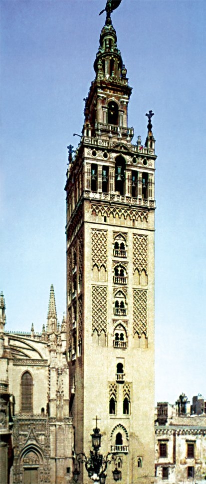 Mağrib mimarisinin önemli dinî eserlerinden İşbîliye Ulucamii’nin süslü minaresi – İspanya