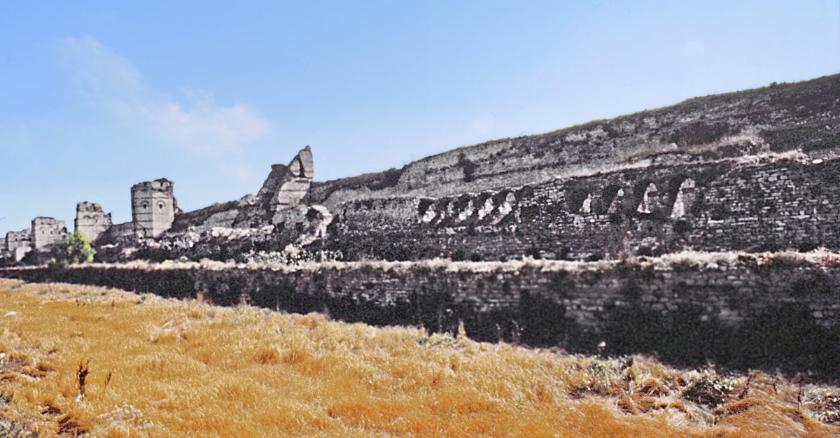 İmparator II. Theodosios döneminde inşa edilen İstanbul’un kara surlarından bir görünüş