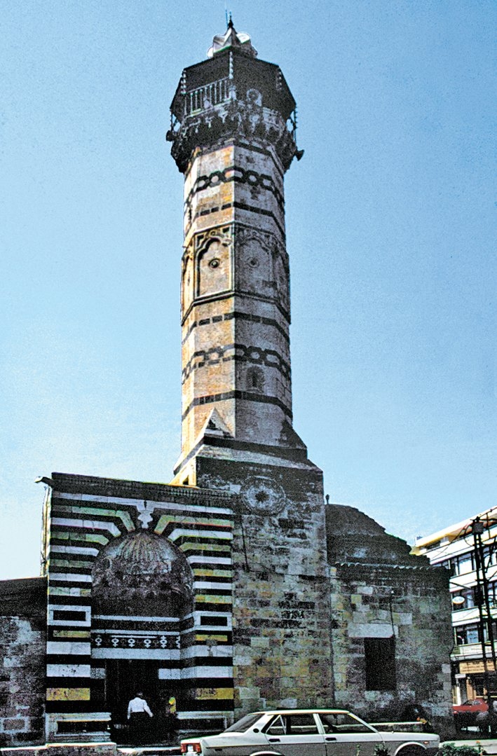 Adana Ulucamii’nin minaresi ile taçkapısı