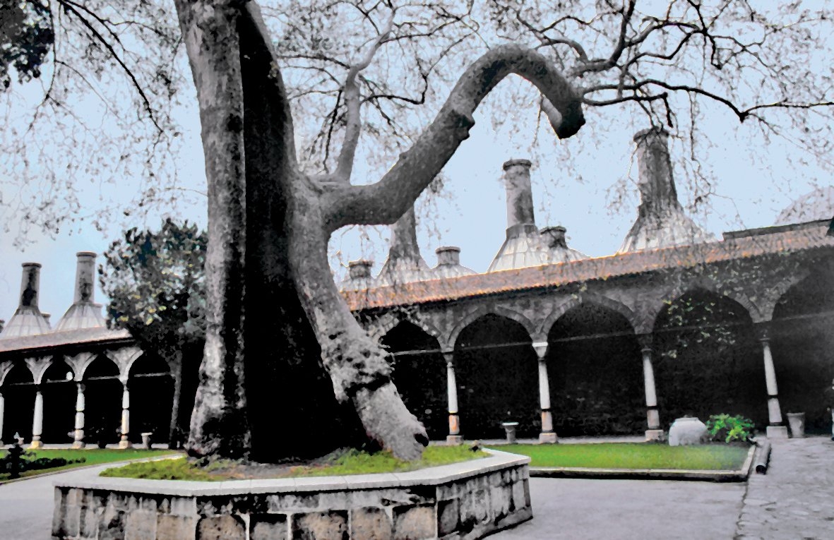 Topkapı Sarayı’nın ikinci avlu revakları (arka planda mutfak kubbeleri)