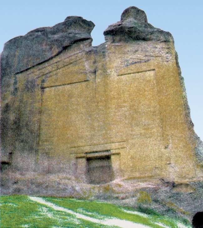 Ön cephesinde Frig dilinde bir kitâbe bulunan Midas’ın kayadan oyma mezarı – Çifteler/Eskişehir