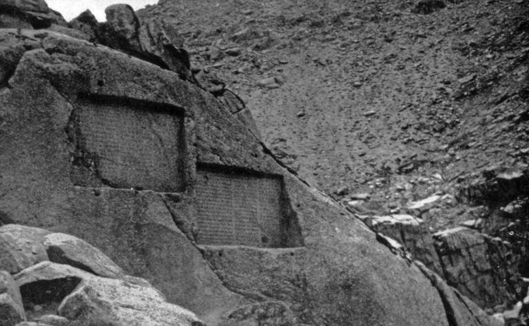 Elvend dağındaki bir kayaya hakkedilmiş kitâbeler – Hemedan/İran