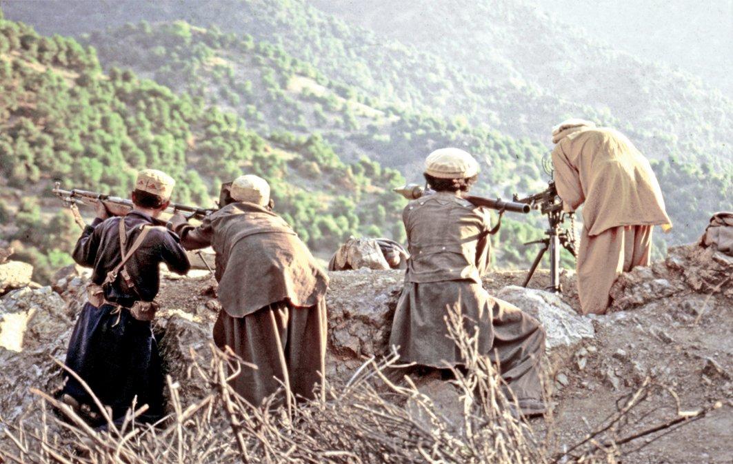 Sovyet yanlısı yönetime ve Sovyet işgaline (1979) karşı direnen Afganlı mücahidlerin cephede çekilmiş bir görüntüsü