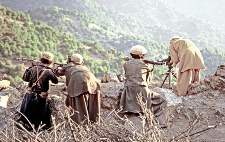 Sovyet yanlısı yönetime ve Sovyet işgaline (1979) karşı direnen Afganlı mücahidlerin cephede çekilmiş bir görüntüsü